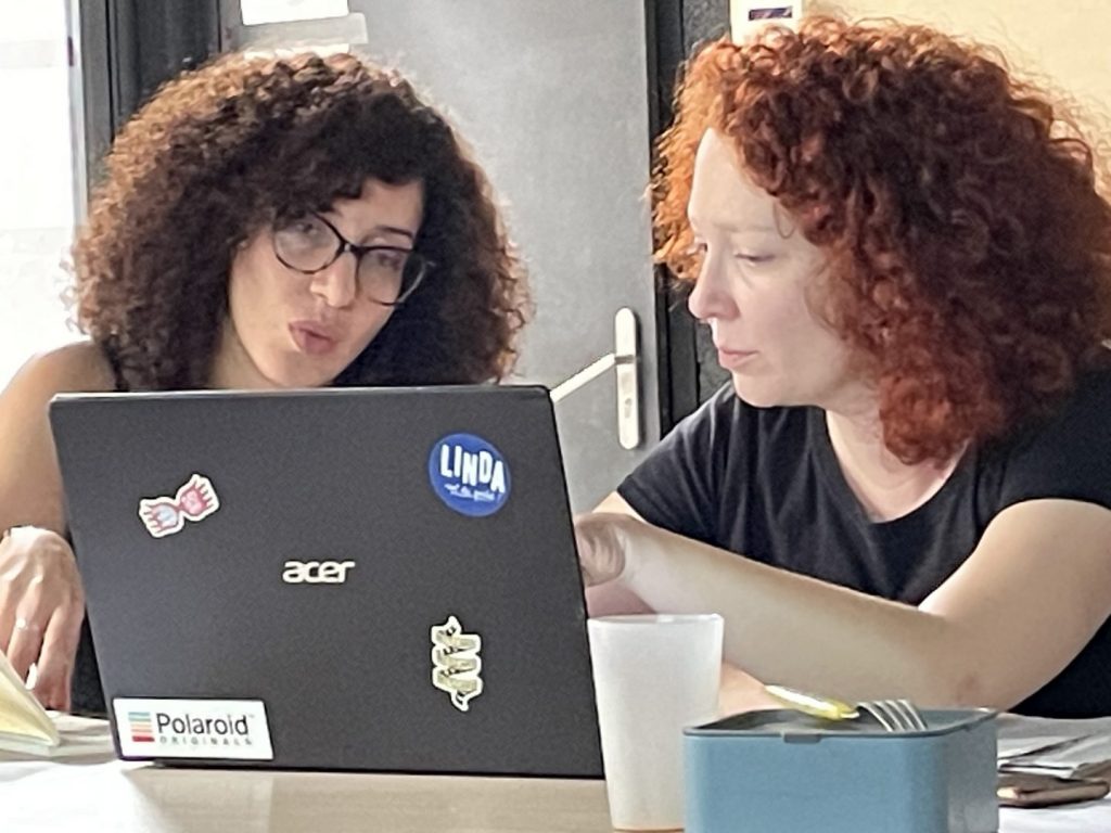 Deux participantes travaillent en binôme.